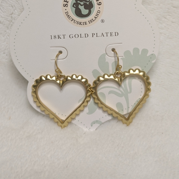 18kt Matte Gold Plated Scalloped Heart Earrings in Gold NIB - Picture 5 of 10